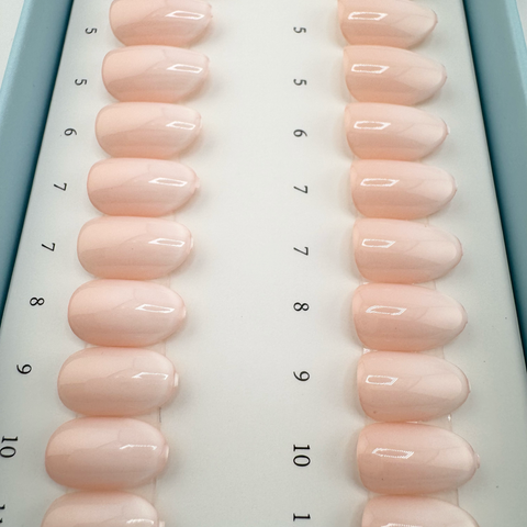 Nude Fade (Fransk fade med beige nagelbädd, Short Oval)