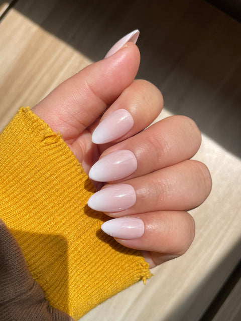 Nude Fade (Fransk fade med beige nagelbädd, Short Almond)