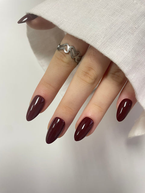 Velvet Burn (väldigt mörkröd, short almond)