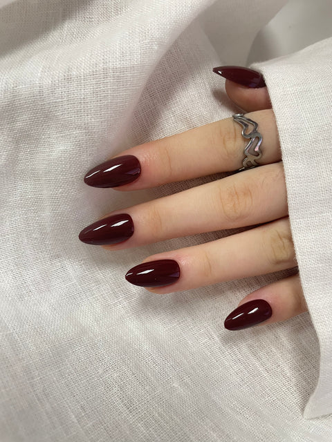 Velvet Burn (väldigt mörkröd, short almond)