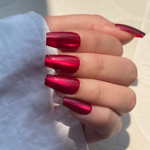 Crimson Magnet Cat Eye (röd, short coffin)