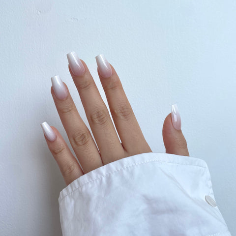 Nude Fade (Fransk fade med beige nagelbädd, Short Coffin)